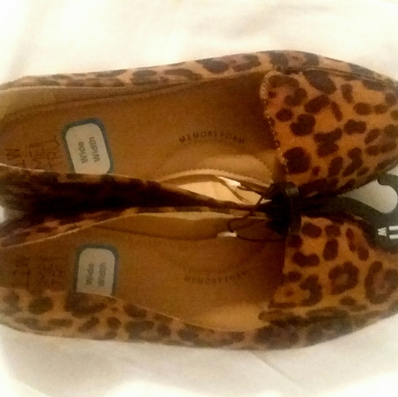 Pointed Toe Cheetah Print Flats - Picture 3 of 3